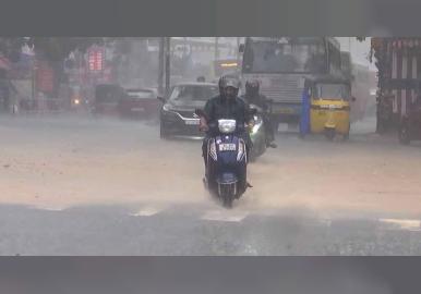 സംസ്ഥാനത്ത് അതിതീവ്ര മഴ മുന്നറിയിപ്പ്; അറബിക്കടലിലും ബംഗാള്‍ ഉള്‍ക്കടലിലും ഇരട്ട ന്യൂനമര്‍ദം, നാളെ 3 ജില്ലകളിൽ റെഡ് അലര്‍ട്ട്