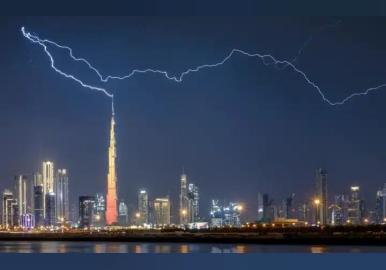 ദുബൈ: യു.എ.ഇൽ ഒരാഴ്ചയായി കനത്ത മഴയും ഇടിമിന്നലും കാറ്റും ആലിപ്പഴ വർഷവും തുടരുകയാണ്. ദുബൈയിലെ അംബരചുംബിയായ ബുർജ് ഖലീഫയിലും ഇടിമിന്നൽ പതിച്ചു.