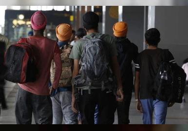 അമേരിക്കയില്‍ നിന്ന് 50 ഇന്ത്യക്കാരെ കൂടി നാടുകടത്തി; ഇന്ത്യയിലേക്ക് എത്തിച്ചത് കാലില്‍ ചങ്ങലയിട്ട് പൂട്ടിയ നിലയില്‍